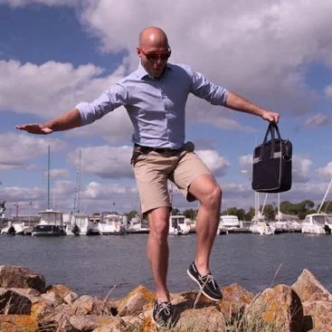 Monsieur dans l'élégance et la liberté, prêt pour une journée de réussite sur la plage.