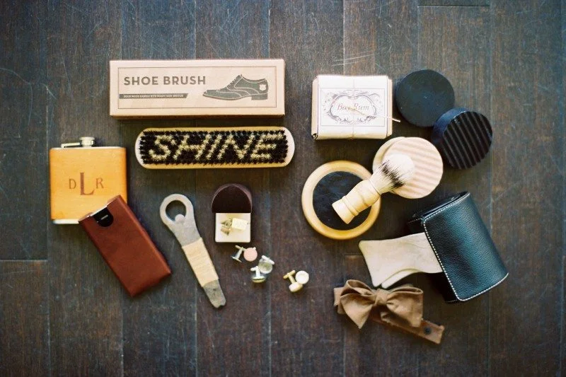 Un assortiment élégant de produits de soin de la chaussure, présentant des couleurs chaudes et un sens de la qualité.
