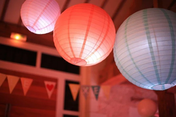 Éclairages fantaisistes et décorations colorées pour un mariage charmant et accueillant.