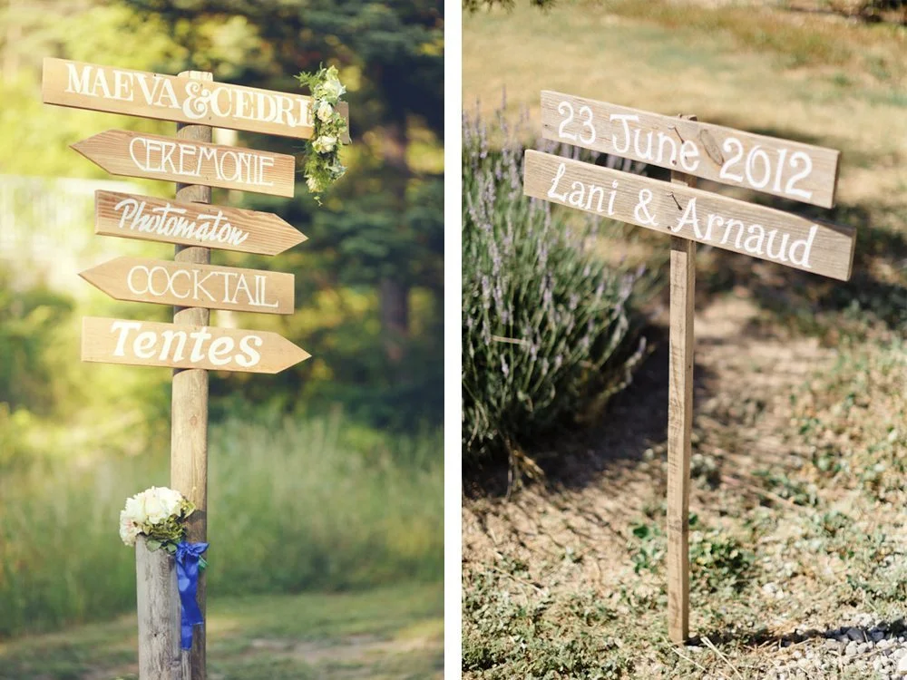 Guide de repères romantique pour une cérémonie intime et élégante, avec des panneaux en bois et des fleurs soigneusement décorés.