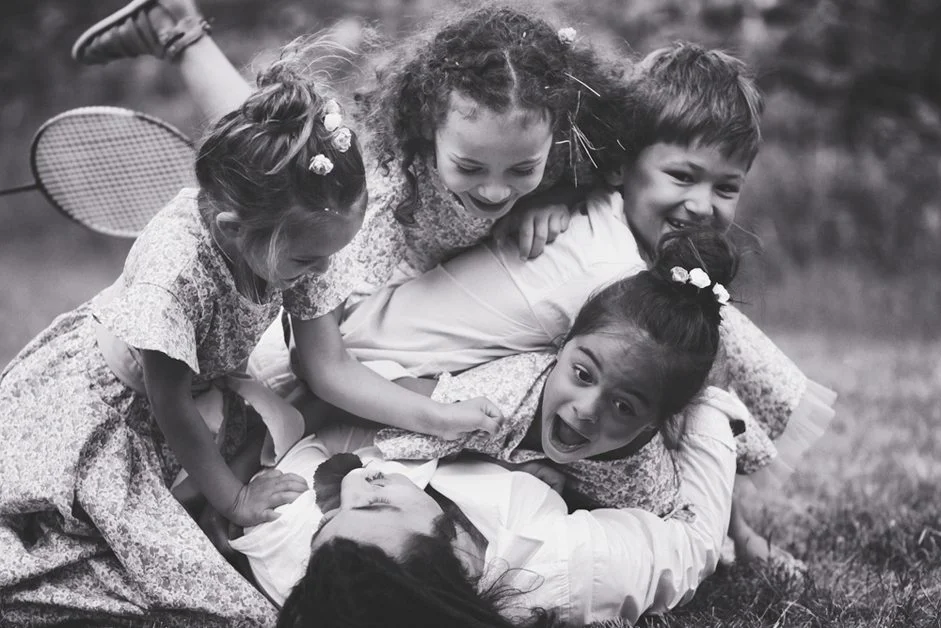 Une famille heureuse partage un moment de bonheur dans un parc ensoleillé, incarnant la joie de la famille et l'unité.