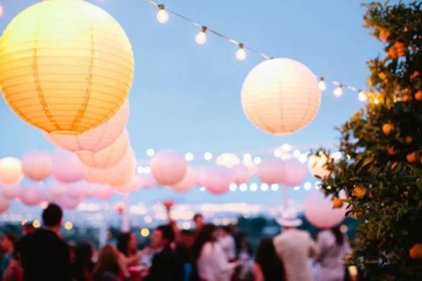 Magique scène de fête avec des lumières chaudes et des décorations lumineuses, créant un ambiance romantique et accueillante.