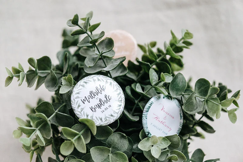 Un bouquet de feuillages verts luxuriants orné de marquage personnalisé, idéal pour les invitations de mariage.