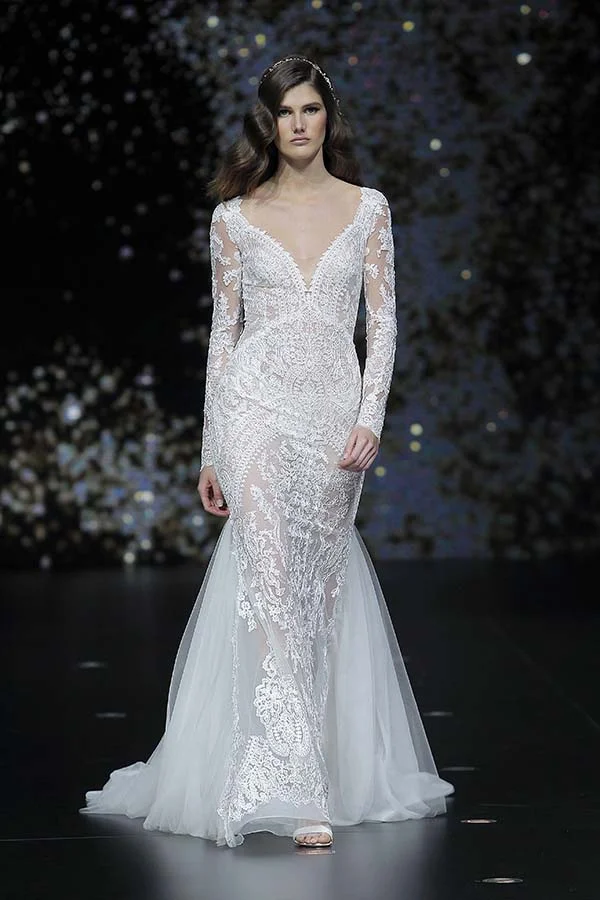 Mode et élégance pour le mariage, présentation d'un magnifique robe de mariage longue avec des motifs délicats en