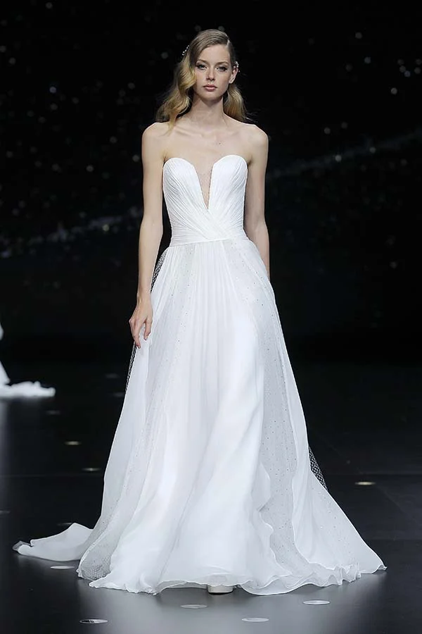 Modele exquis dans un robe blanche élégante avec des détails raffinés, parfait pour inspirer les mariées.