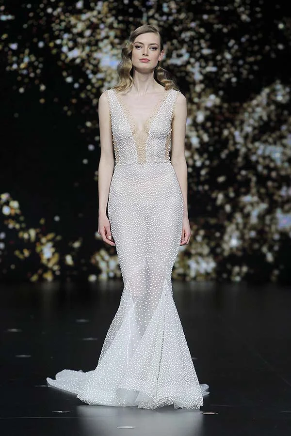 Modele en robe de mariage époustouflante avec des perles brillantes, prête à charmer les cœurs des mariés.