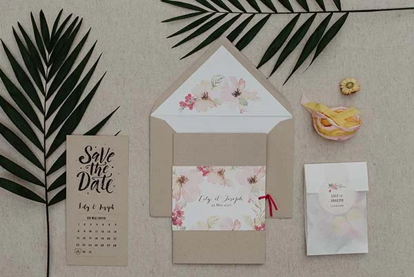 Magnifique invitation de mariage avec save the date et enveloppes soigneusement conçues, accompagnées de décorations