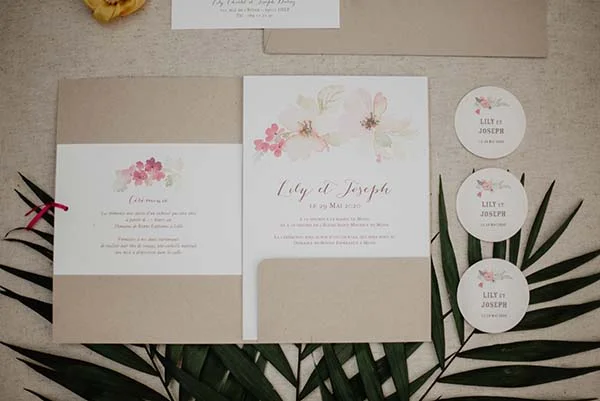 Magnifique invitation de mariage avec un thème doux et sophistiqué, orné de fleurs douces et de couleurs subtile. Idéal