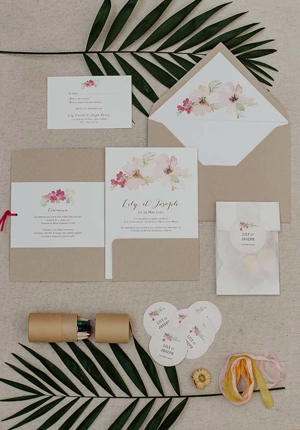 Magnifique collection de invitations de mariage avec un thème floral doux et élégant, accompagnée de détails soignés et