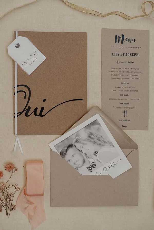 Magnifique invitation en papier kraft avec un menu élégant et un album de souvenirs, idéaux pour un mariage chaleureux et raffiné.