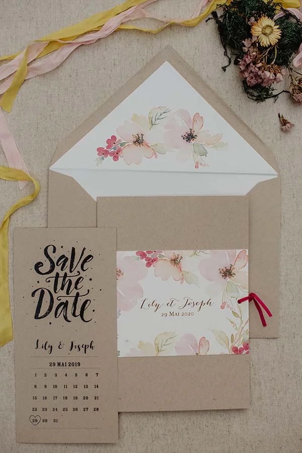 Magnifique invitation en papier avec des fleurs douces et des couleurs douces, idéale pour un mariage tendre et romantique.