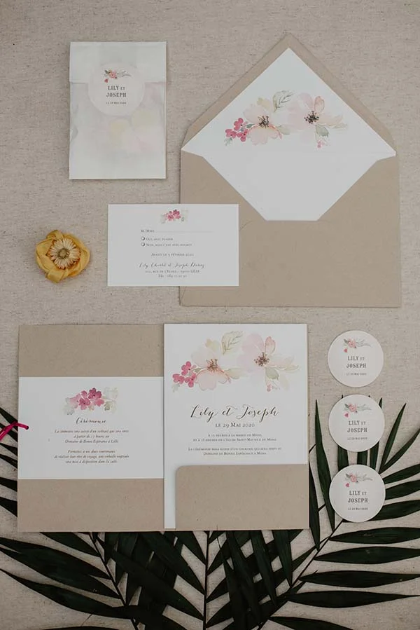 Magnifique collection de invitations de mariage avec un thème doux et élégant, caractérisé par des motifs floraux
