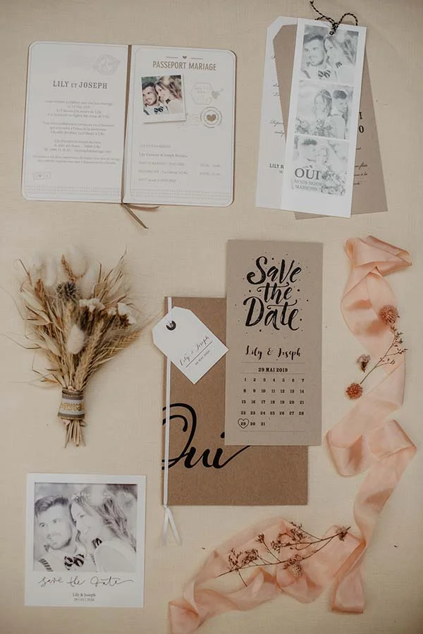 Élégance et fantaisie dans la papeterie de mariage avec un mélange de notes romantiques et de détails soignés.