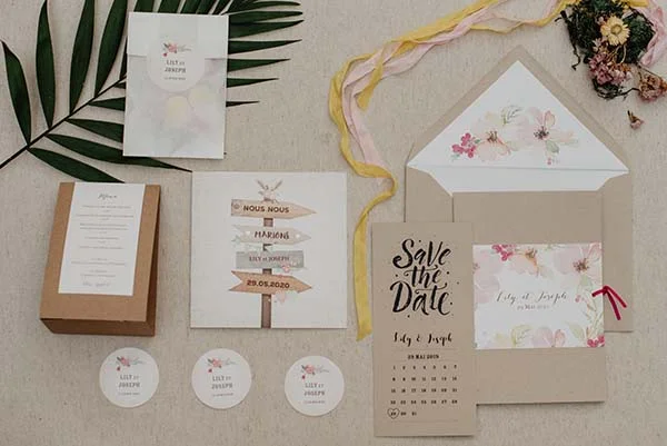 Magnifique collection de invitations et de détails de mariage dans des tons doux, avec un accent sur l'harmonie des