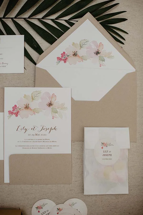 Elegantes invités pour un mariage en fleurs, avec une combinaison de teintes rose et beige, mettant en valeur