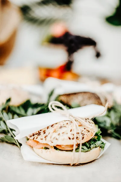 Repas de mariage raffiné avec un sandwich au smoked salmon et fraîche verdure.