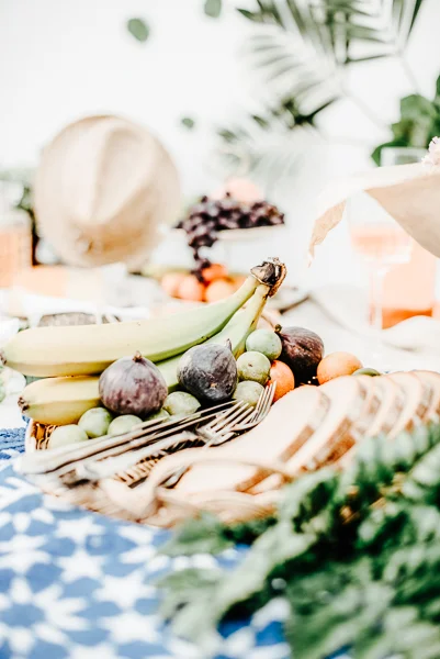 Tableau de fruits frais et élégant pour inspirer votre repas de mariage.