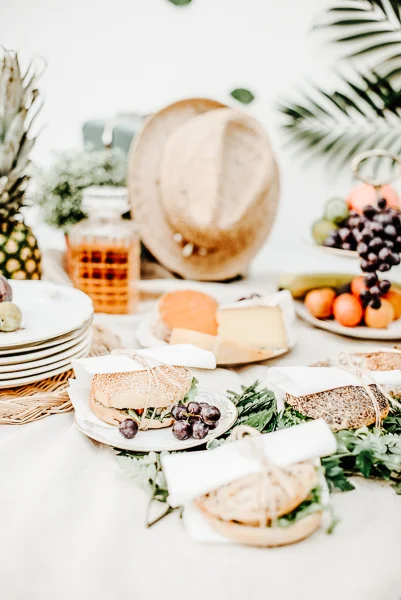Table riche et invitante avec une variété de plats, fruits et délicats, idéale pour un repas de mariage chaleureux et convivial.