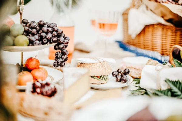 Évocation romantique d'un repas de mariage avec une sélection de fruits frais et des plats délicieux.