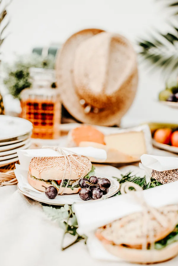 Repas de mariage élégant avec des sandwiches soigneusement garnis et des fruits frais, un plateau de fromage et un