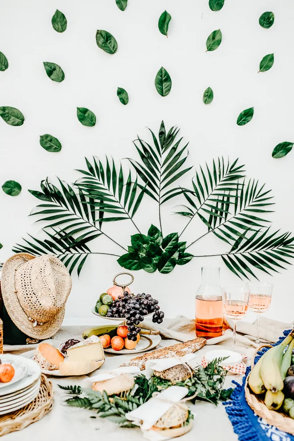 Évocation d'un repas de mariage raffiné et coloré avec une sélection de fruits, fromages et plats frais, accompagnés