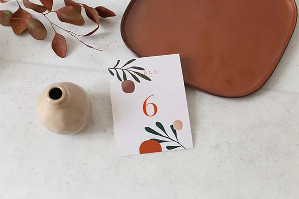 Tableau de table élégant avec un design minimaliste et une combinaison de couleurs chaudes et neutres.
