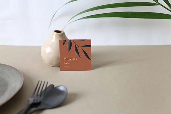 Tableau de banquet élégant avec place de table personnalisé, vase et fourchette de plastique pour un look moderne.