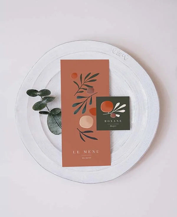 Élégante mise en place de table avec menu et carte de table pour un mariage chic et raffiné.