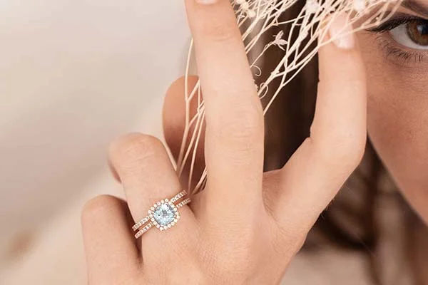 comment-lui-suggerer-la-bonne-bague-de-fiancailles