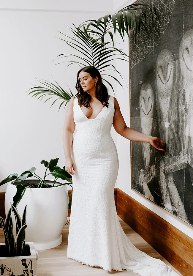 Élégante et raffinée, cette mariée dans son vêtement blanc met en valeur sa beauté naturelle dans un décor minimaliste et moderne.