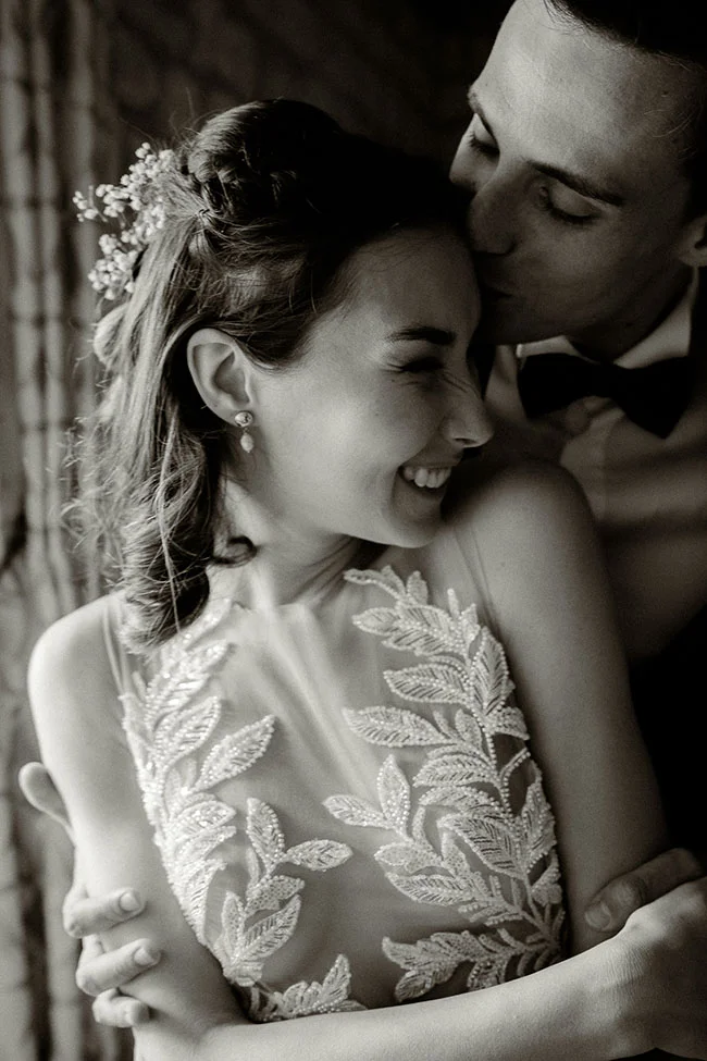 Portrait romantique en noir et blanc d'un couple de mariés s'enlaçant tendrement.