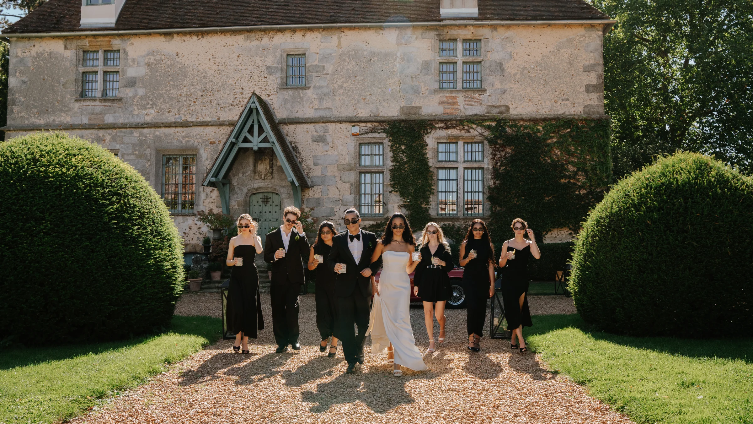 Magnifique scène de mariage avec des invités élégants et un décor romantique, incarnant l'élégance et la beauté.