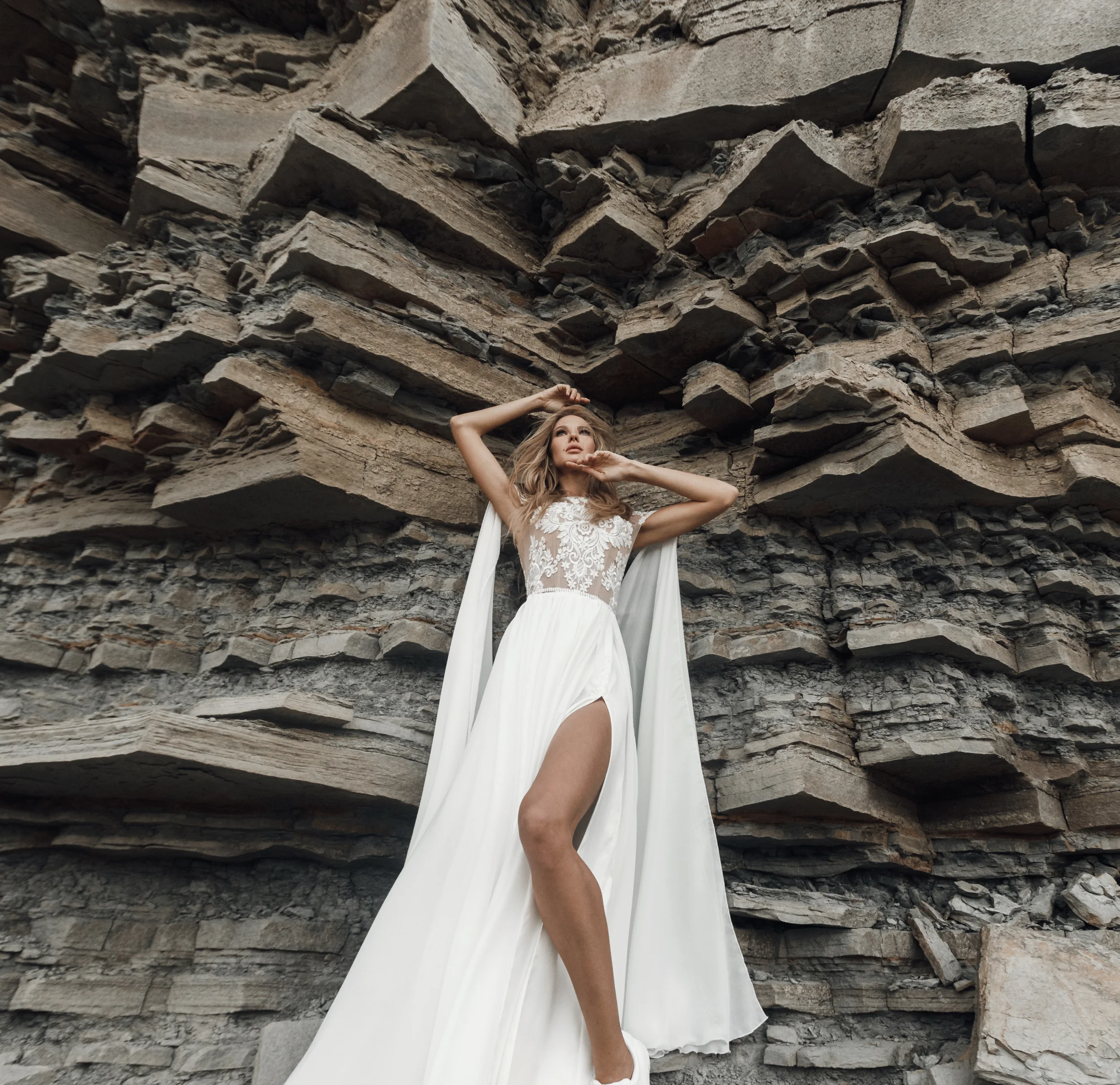 mannequin femme défilant dans une robe de mariée