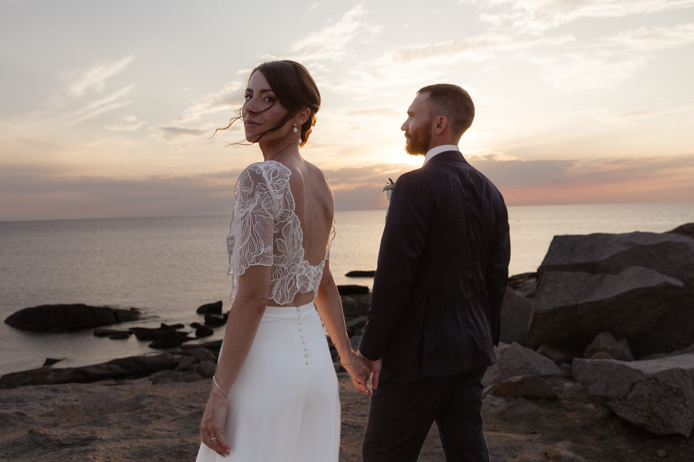 Un couple de marié dans le maquis corse en bord de plage main dans la main