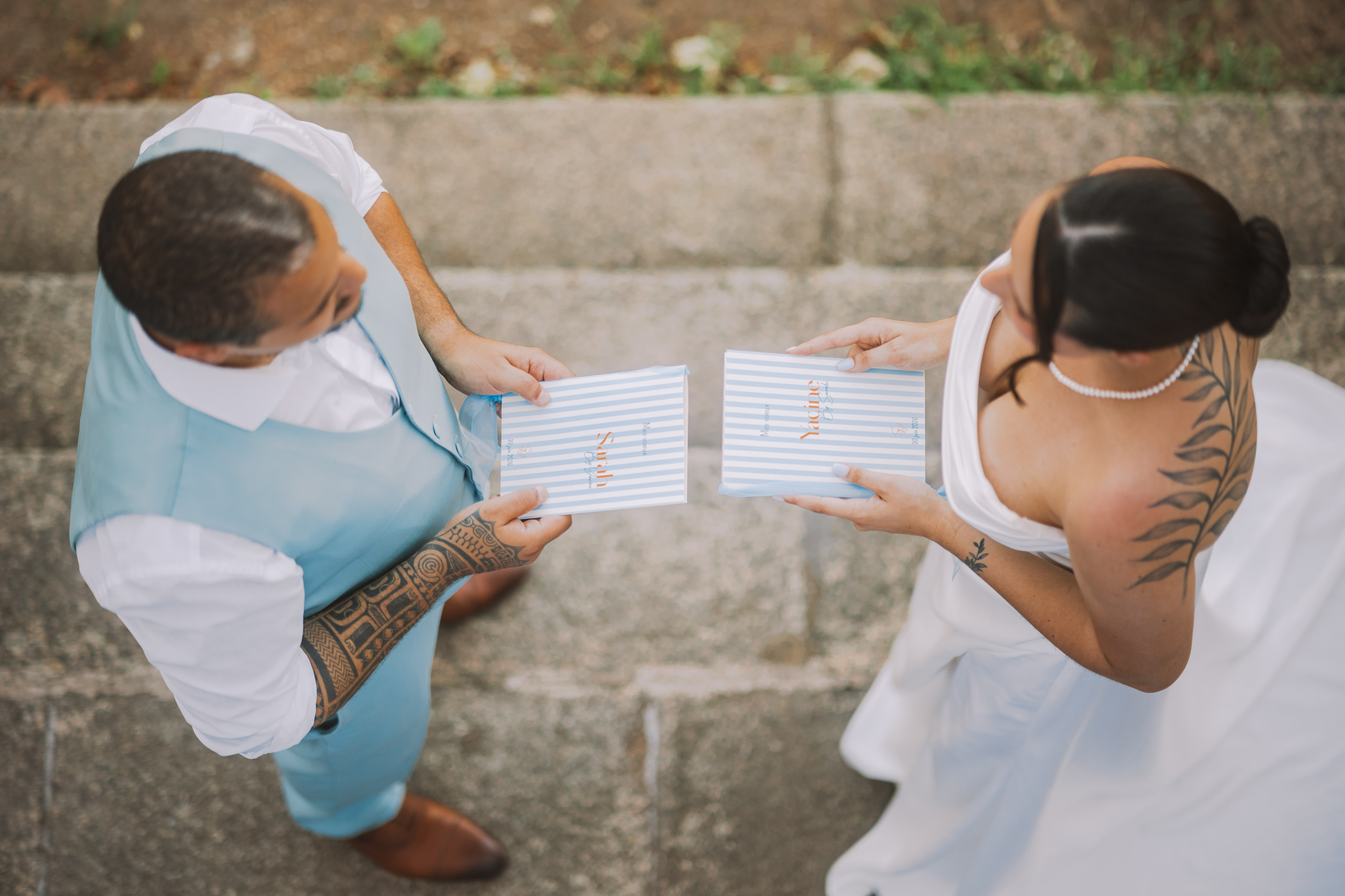 Couple de mariés vu d'en haut qui se lisent leurs voeux de mariage