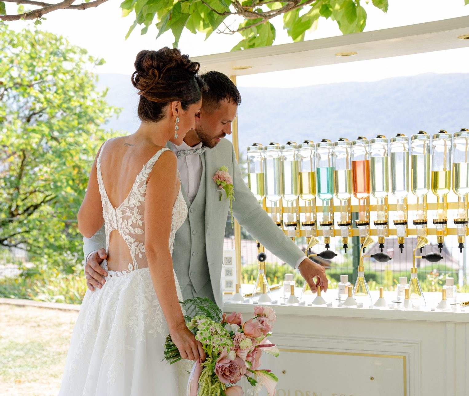 Un couple de mariés devant un bar à parfums