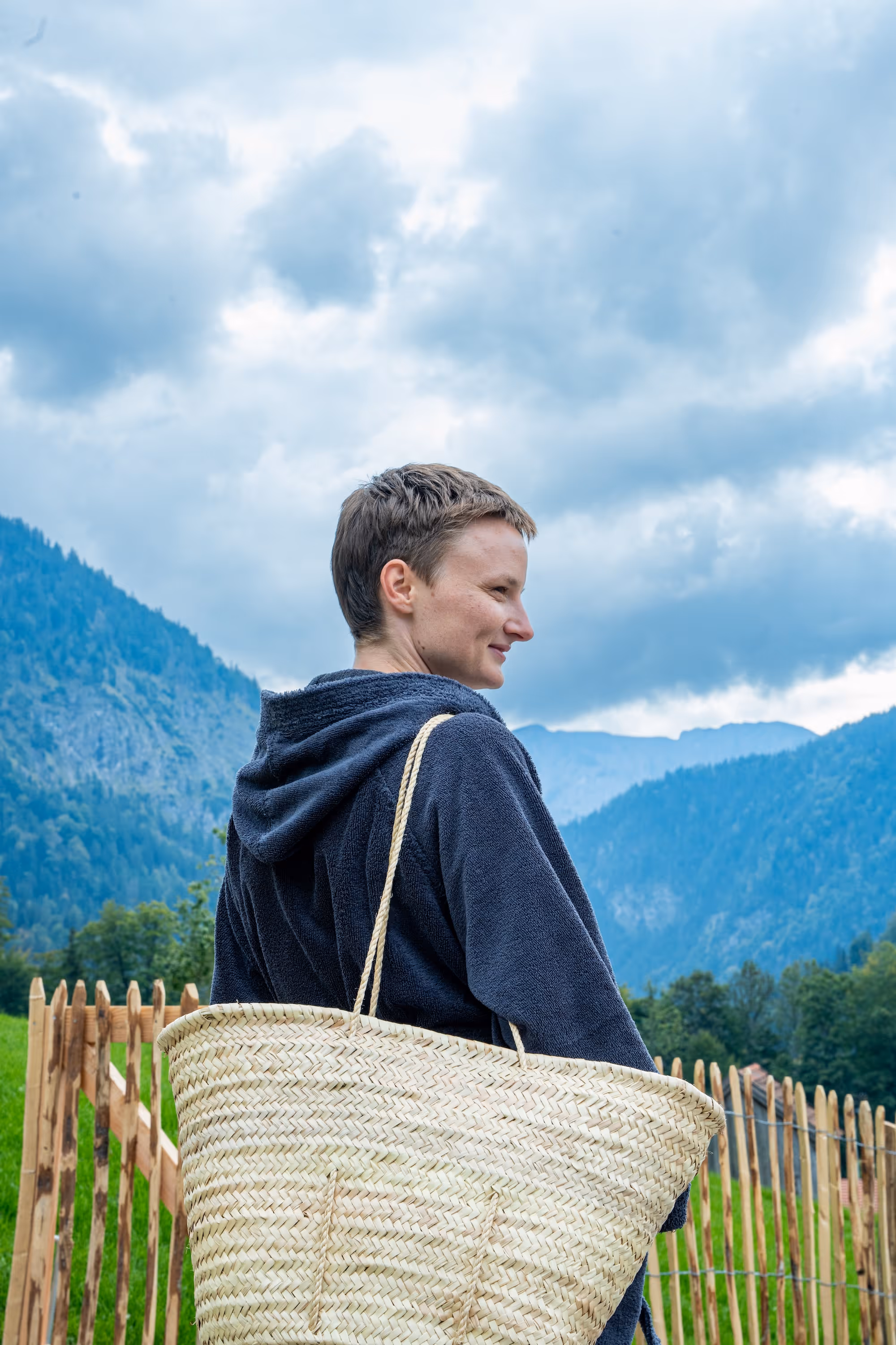 Frau mit Badetasche im Spa-Bereich des Tannerhof Bayrischzell
