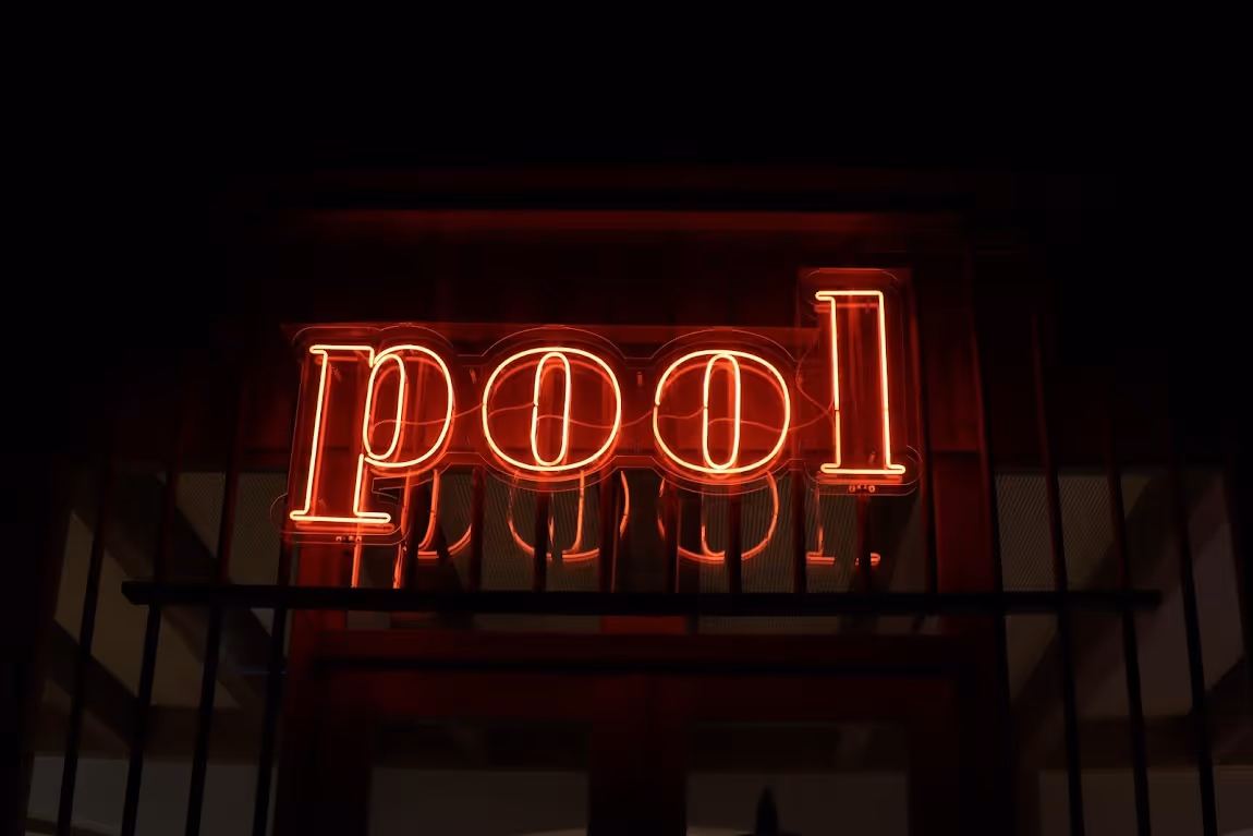 Neonschriftzug Pool im Restaurant des Tannerhof Bayrischzell