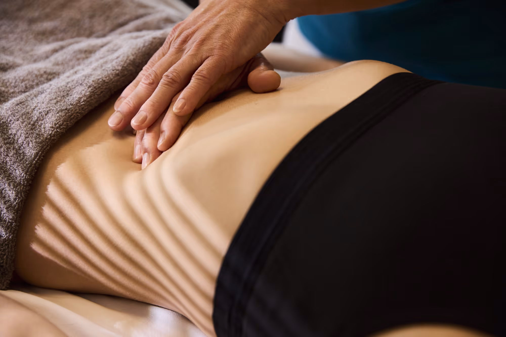 Entspannungsmassage im Wellnessbereich des Tannerhof Bayrischzell