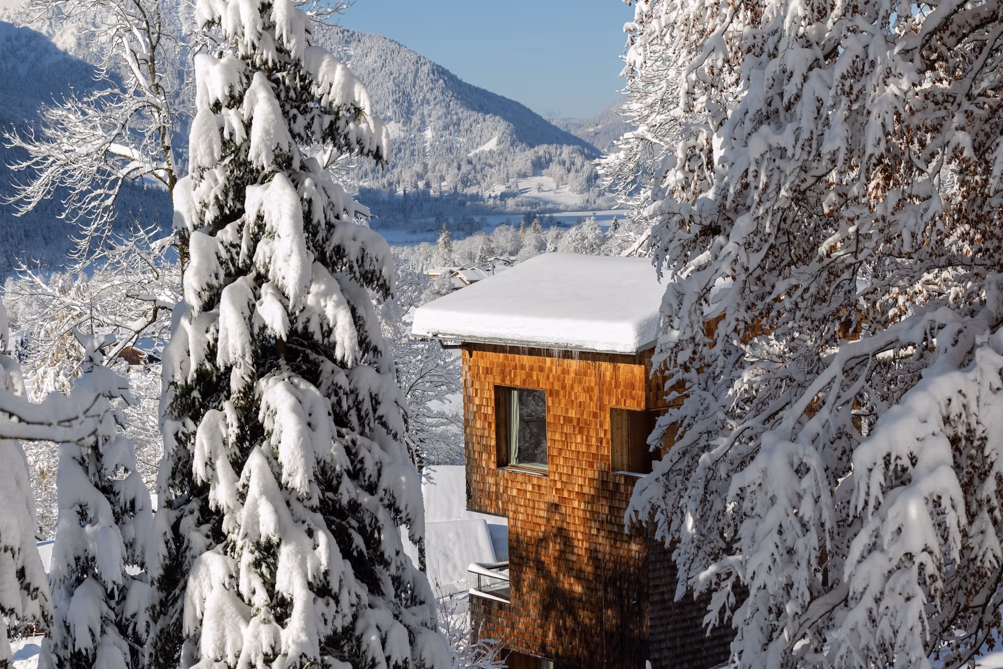 Winterlandschaft mit Hüttenturm im Schnee im Tannerhof Bayrischzell