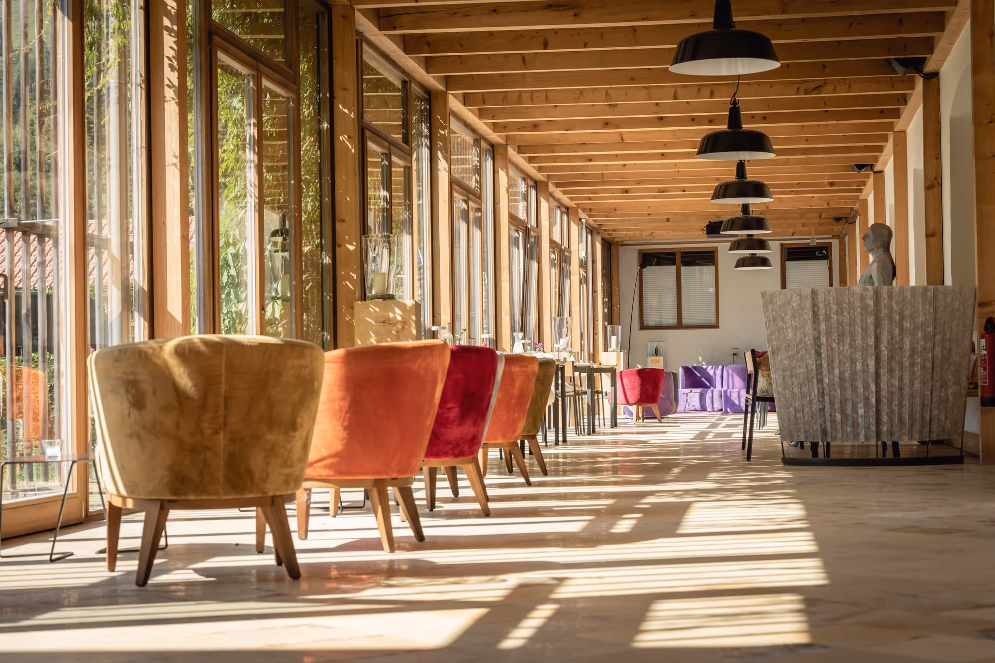 Sonnendurchflutetes Lesezimmer mit Sesseln im Tannerhof Bayrischzell
