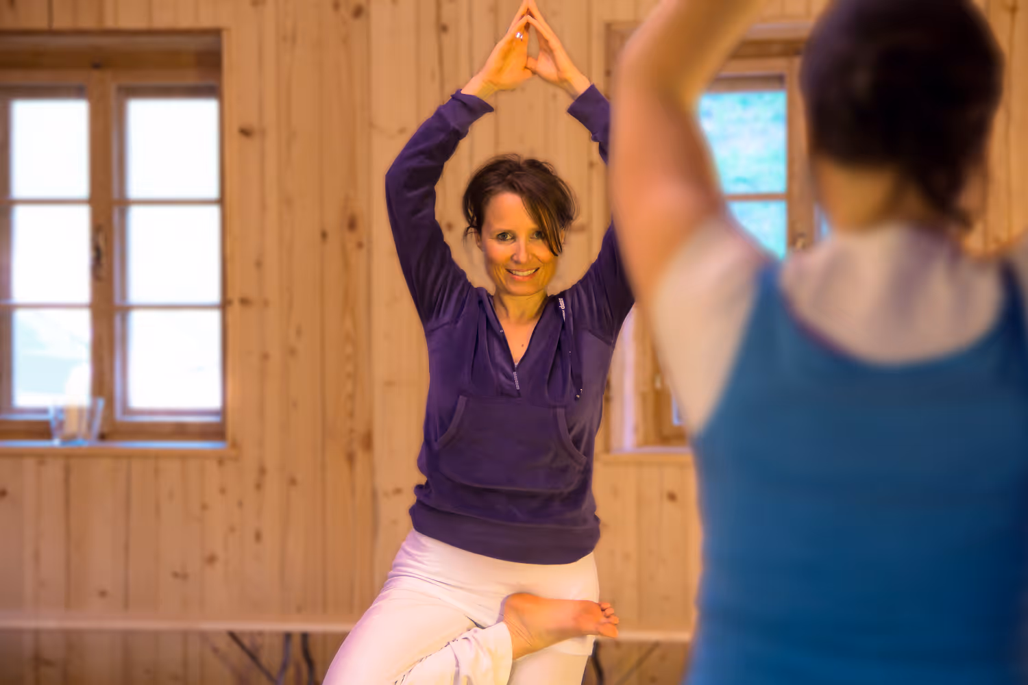 Yoga im Saal des Tannerhof Bayrischzell