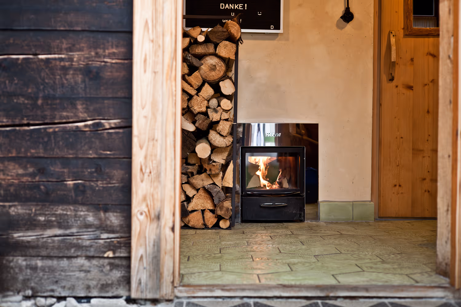 Gemütliche Sauna mit Holzofen im Wellnessbereich des Tannerhof Bayrischzell