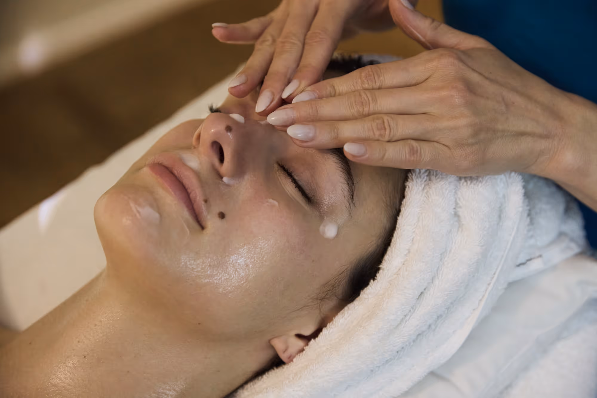 Gesichtsbehandlung im Wellnessbereich des Tannerhof Bayrischzell