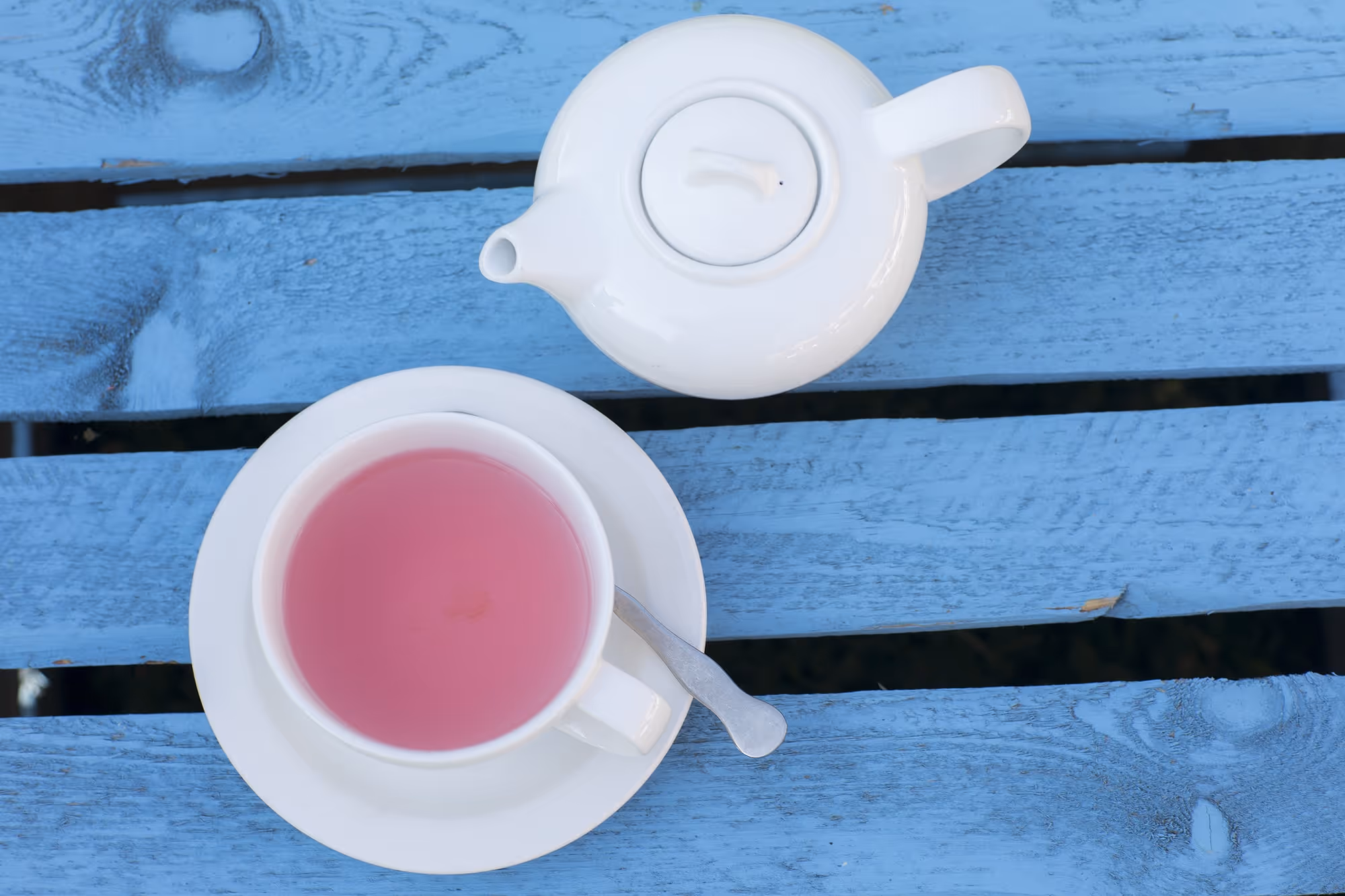 Fastentee in der Tasse auf blauem Tisch im Tannerhof Bayrischzell