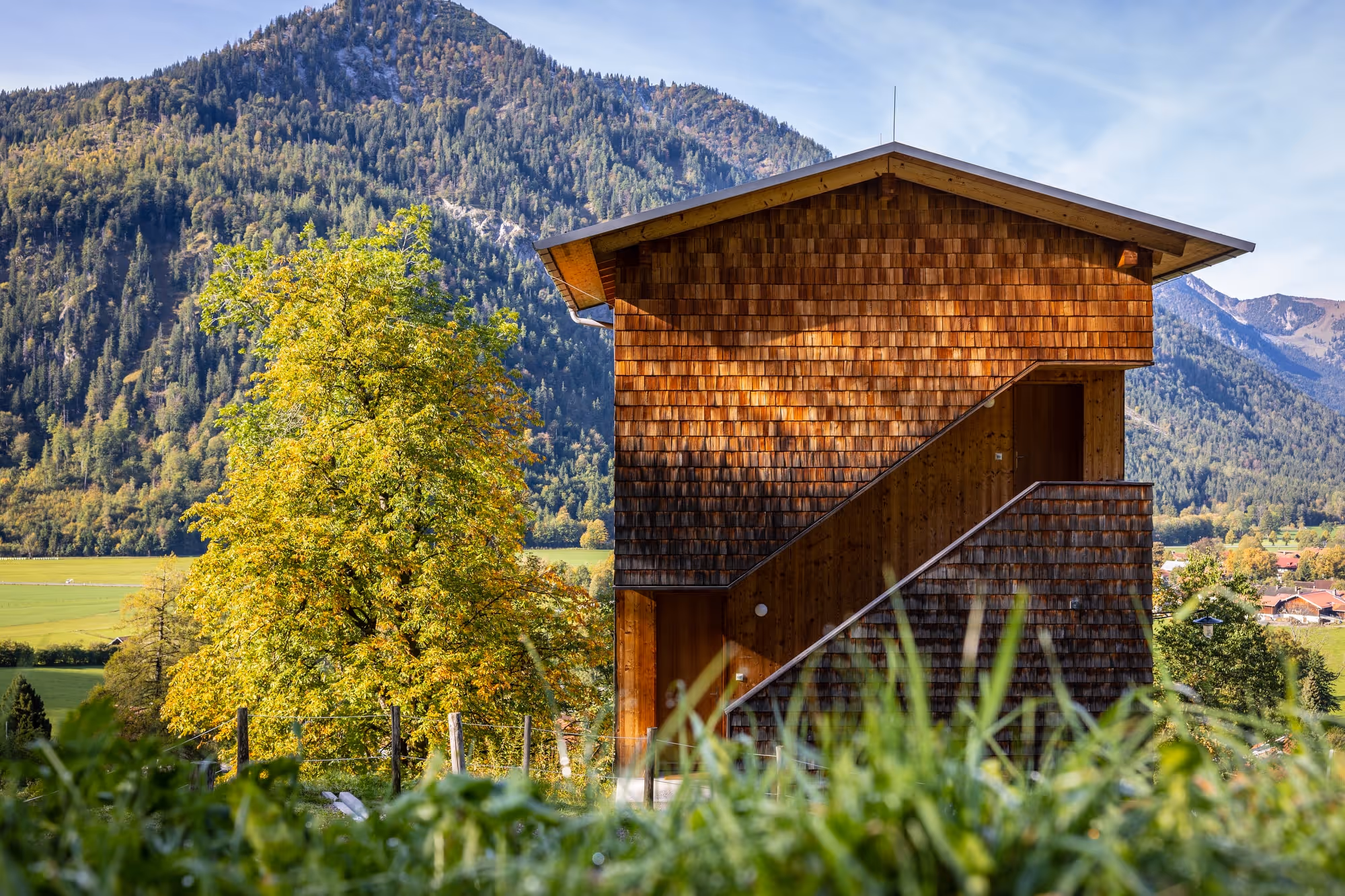 Moderner Holzturm in Alpenlandschaft, Hüttenturm im Tannerhof Bayrischzell