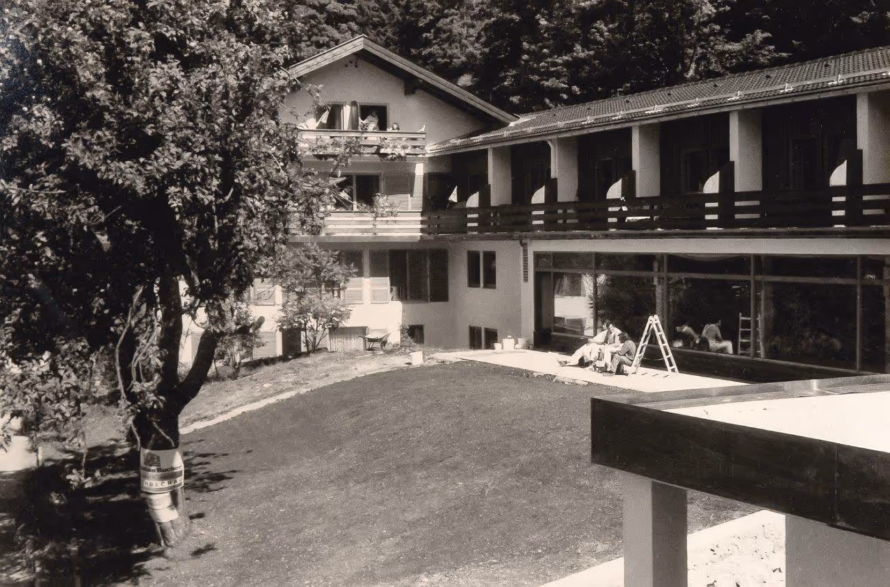 Historische Baumallee mit Gebäude, Geschichte des Tannerhof Bayrischzell