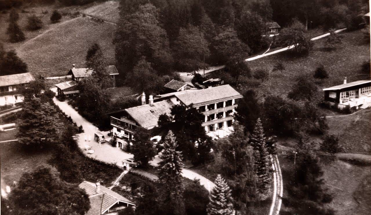 Historisches Luftbild der alpinen Gebäude des Tannerhof in Bayrischzell