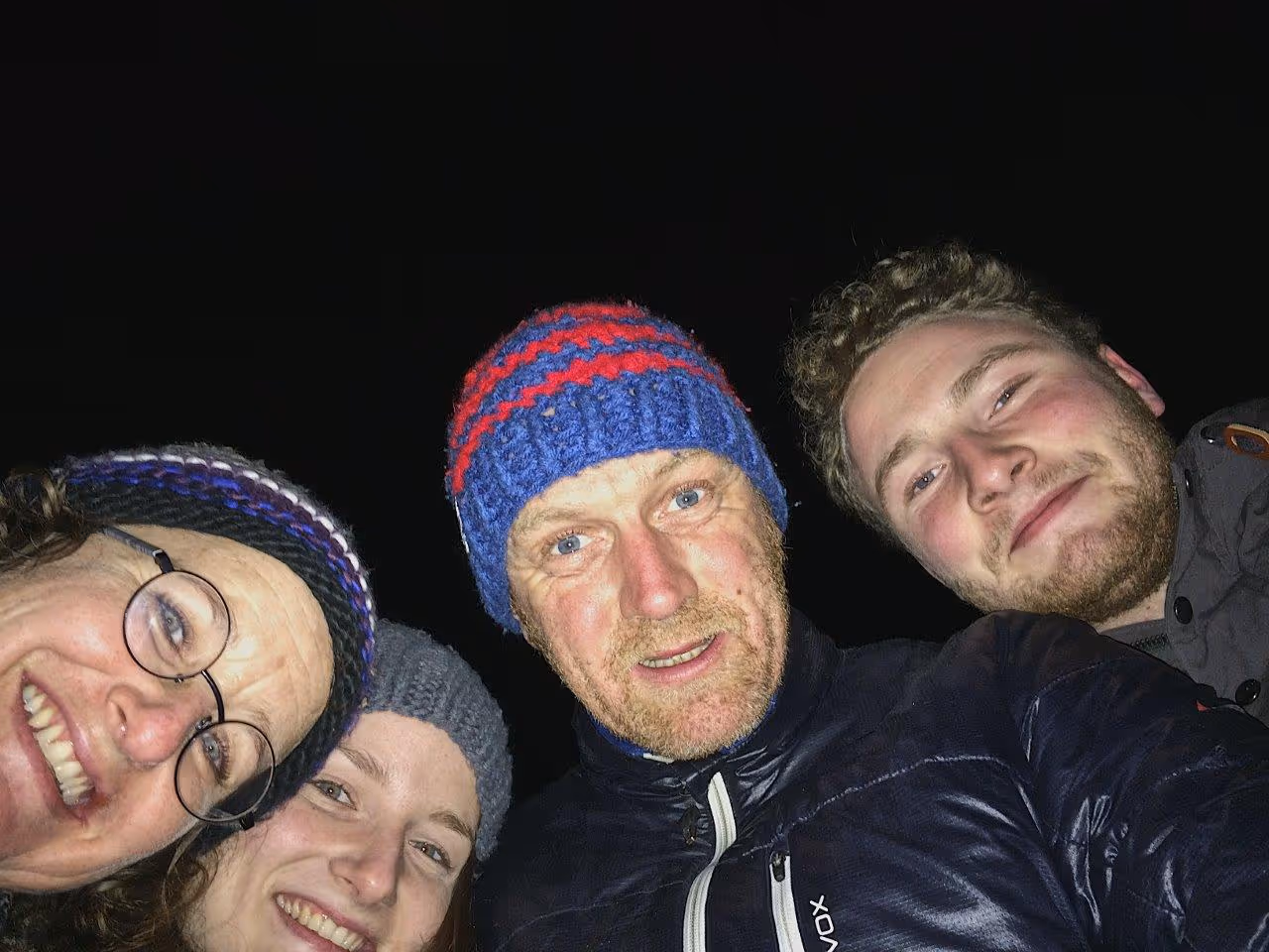 Lächelnde Gruppe bei Nacht im Tannerhof Bayrischzell