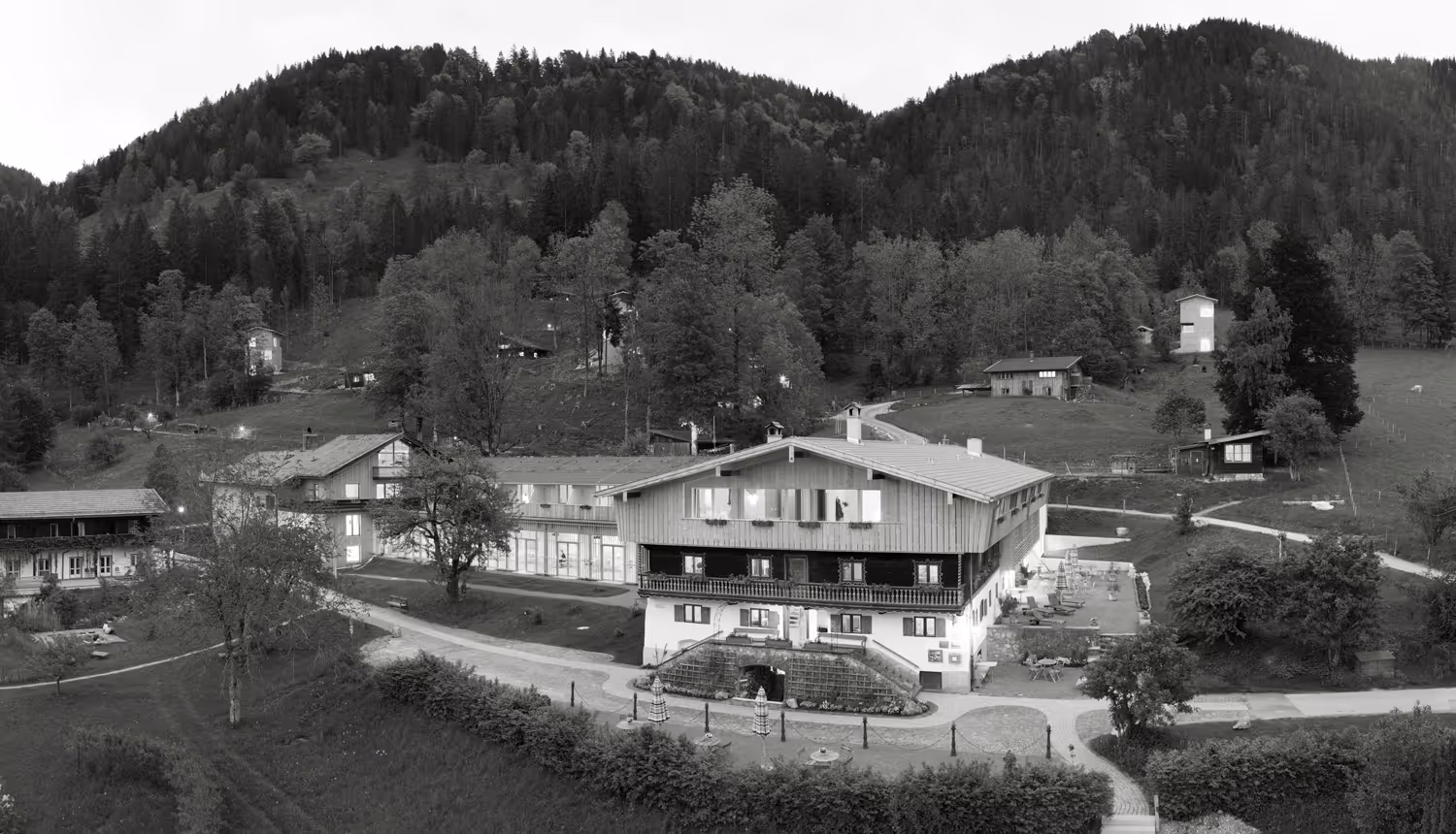 Panoramaaufnahme in schwarz-weiß, Architektur des Tannerhof Bayrischzell